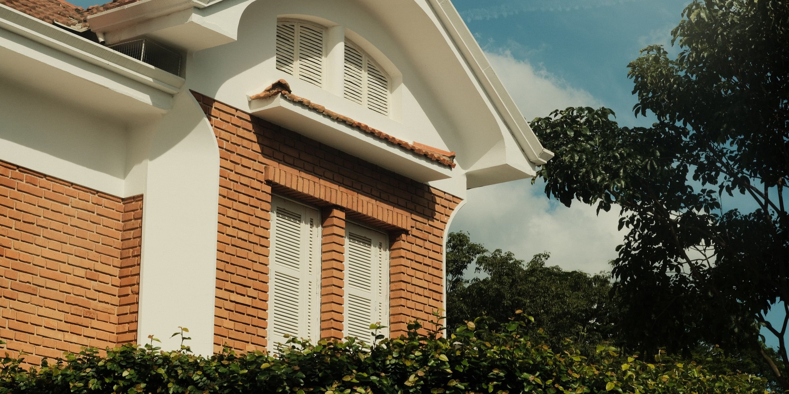 Roof edge, fascia and guttering on a house